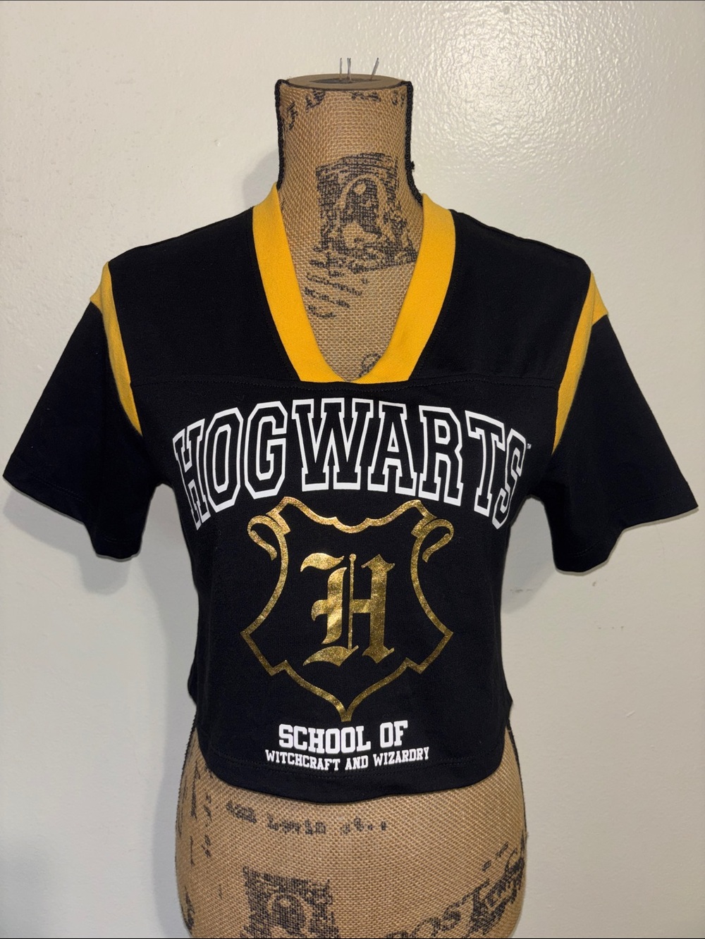 Hogwarts Black & Gold Ladies Sz XS V-Neck School of Witchcraft Crop Top